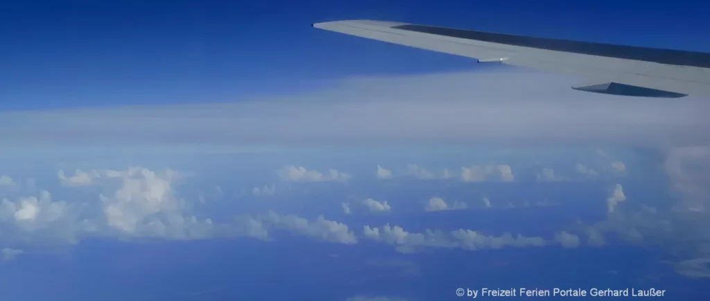 Flugreisen Passagierrechte - Flugzeug in den Wolken